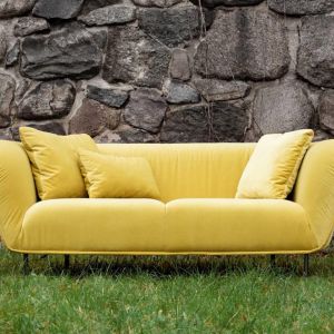 Sofa Maja w słonecznym kolorze i miękkimi poduszkami. Fot. Sits