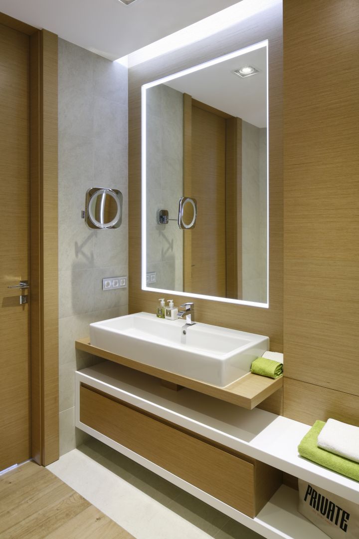 Sposób pielęgnowania drewnianych elementów w łazience należy dostosować do rodzaju powłoki impregnującej. Projekt: Maciej Borzostek. Fot. Bartosz Jarosz