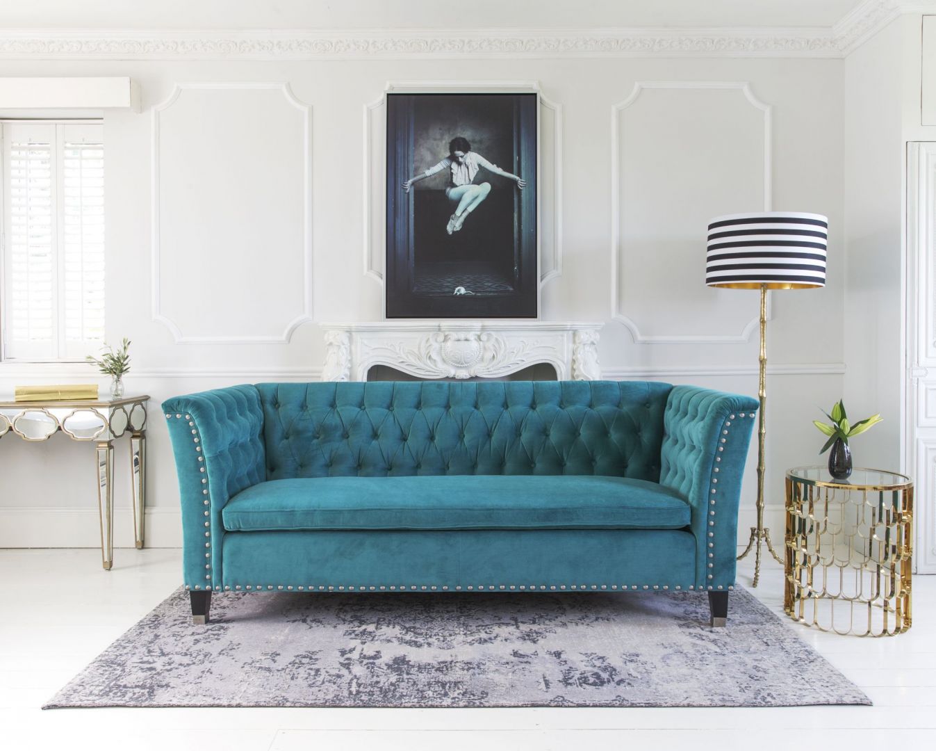 Kolorowa sofa to świetny sposób na mocny akcent w salonie. Fot. The French Bedroom