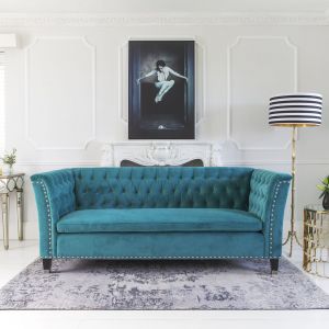 Klasyczna sofa doskonale prezentuje się w kolorze niebieskim. Fot. The French Bedroom