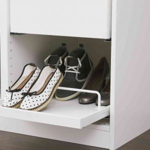 Specjalne półki pozwalają przechowywać buty bez obawy o ich zniszczenie . Fot. IKEA 