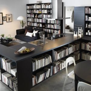 Półki na książki w zewnętrznych częściach kuchennej wyspy zapewnią dodatkową ilość przestrzeni do przechowywania. Fot. IKEA