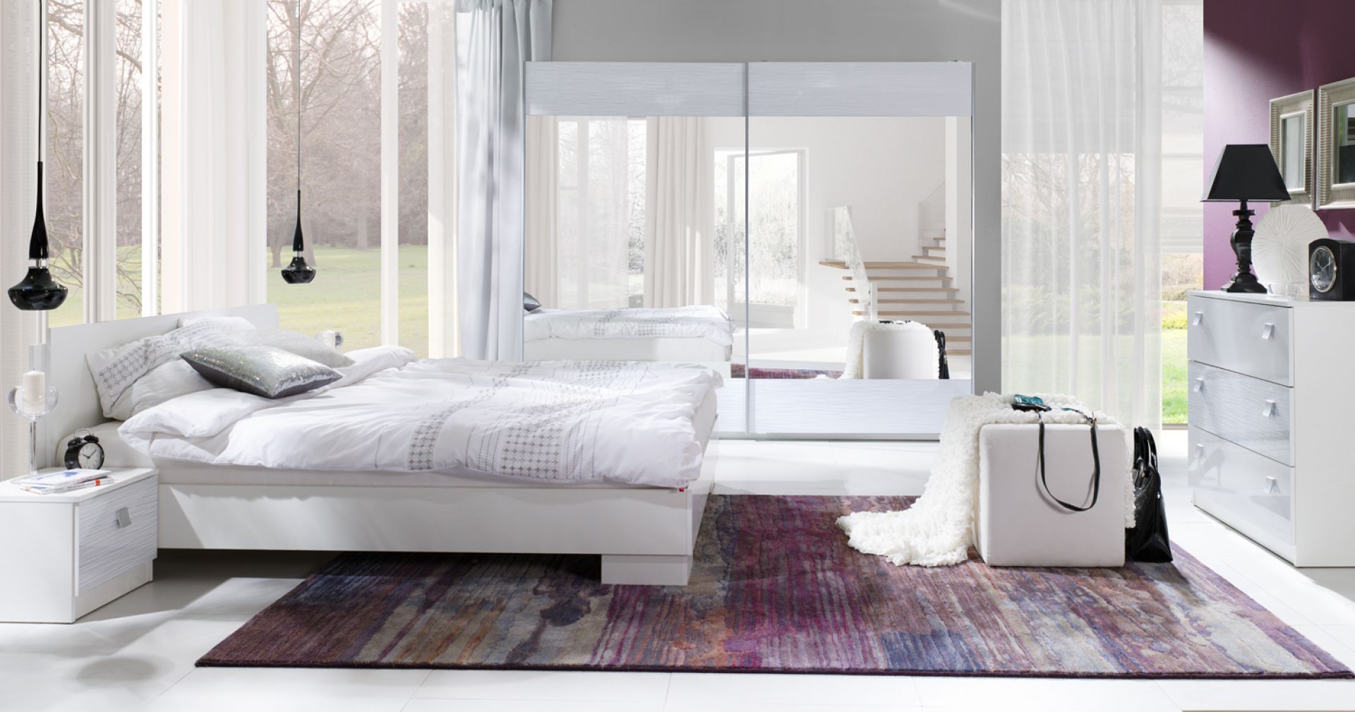Sypialnia Lux  stripes firmy Maridex. Białe polyskujace meble w wersji total look to świetne uzupelnienie wnętrza sypialni. Fot. Maridex