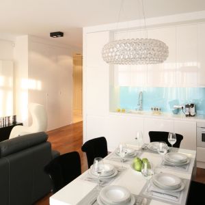 Salon połączony z kuchnią wymaga spójnej stylistyki dla obu pomieszczeń. Projekt: Anna Maria Sokołowska. Fot. Bartosz Jarosz 