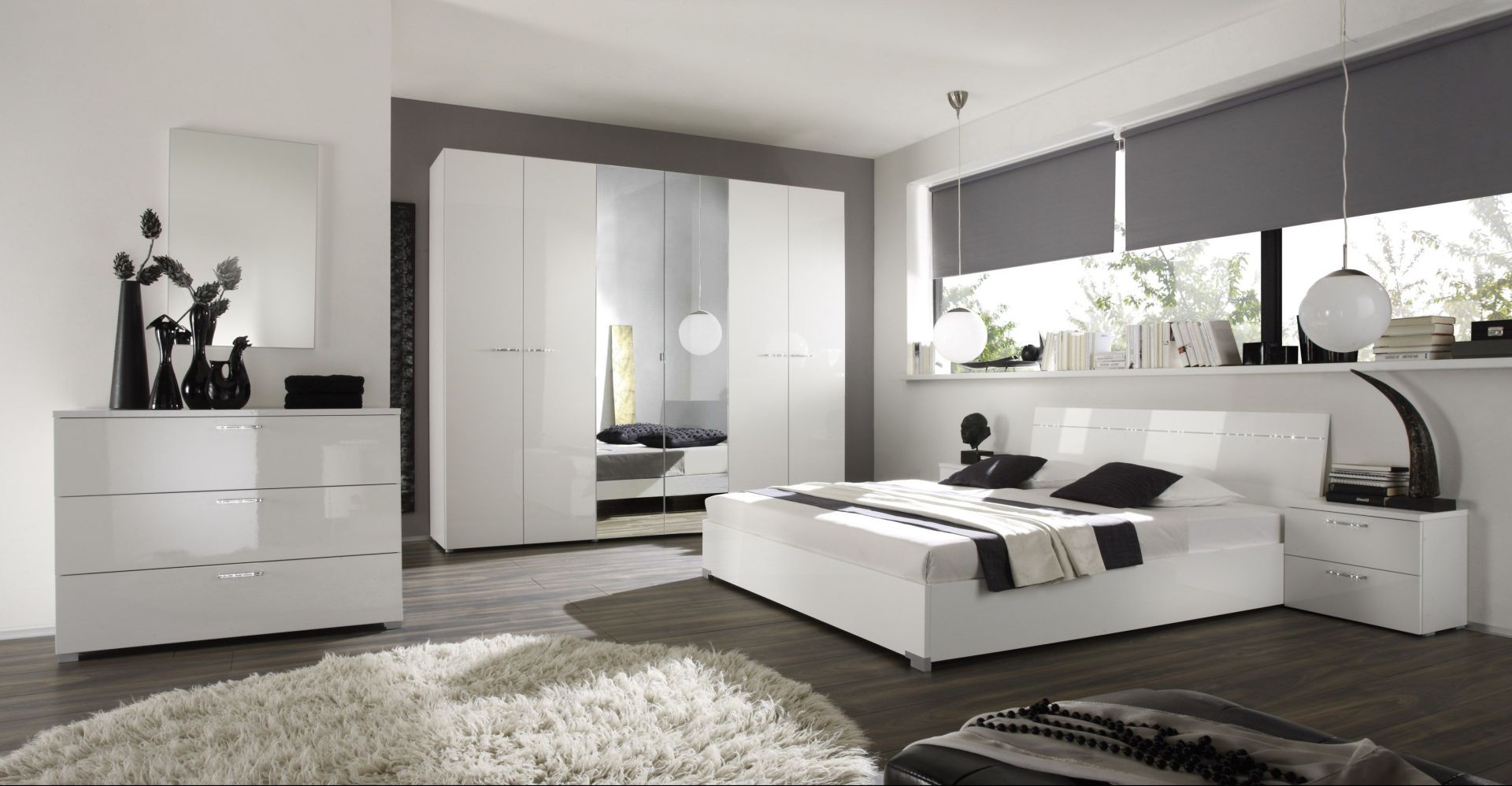 Połączenie bieli z czernią to najmodniejsza kompozycja dla każdej nowoczesnej sypialni. Zestaw mebli sypialnianych Siena Stolwit kryje w sobie prostotę i minimalizm, ozdobione niepowtarzalnym ornamentem. Fot. MC Akcent