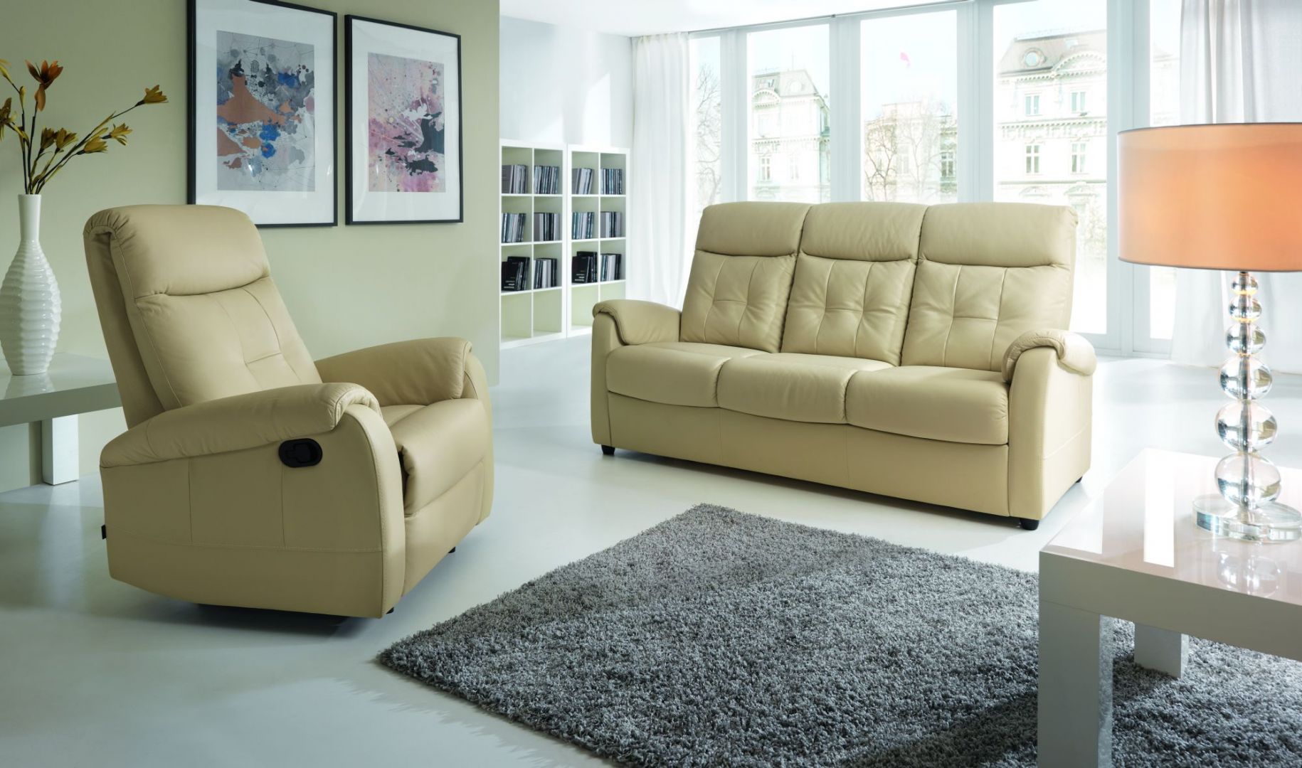 Zestaw wypoczynkowy Choco to wytworna i elegancka sofa uzupełniona fotelem z funkcją relaksu. Fot. Gala Collezione 