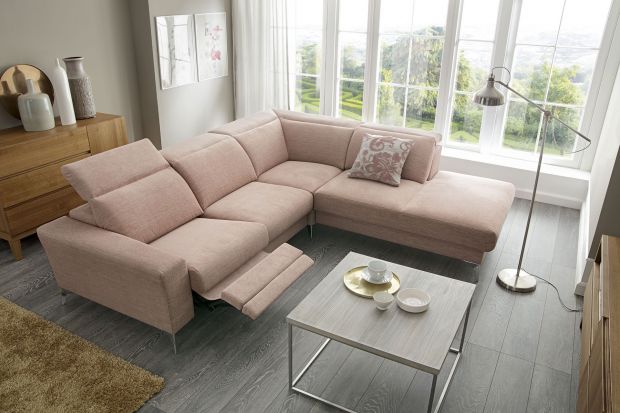 Sofa w salonie. Modele w kolorze różu