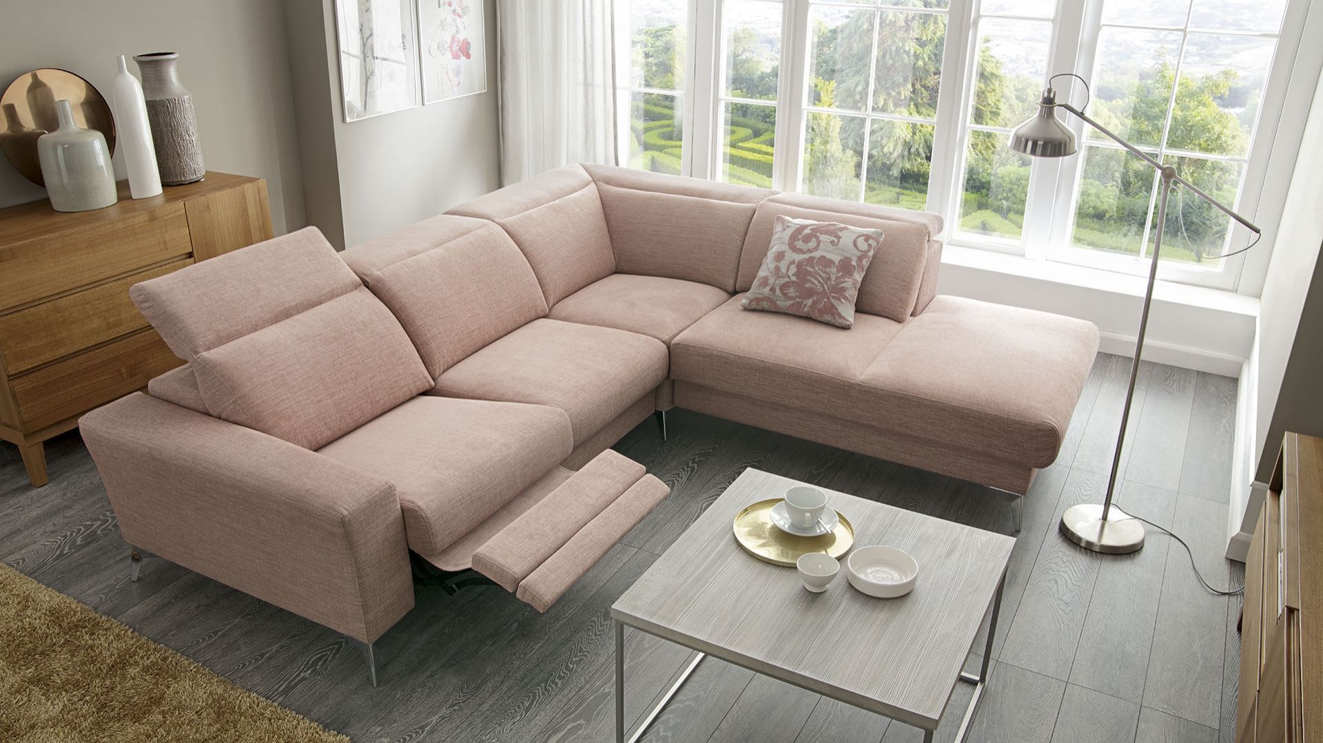 Sofa w salonie. 7 modeli z wysuwanym podnóżkiem