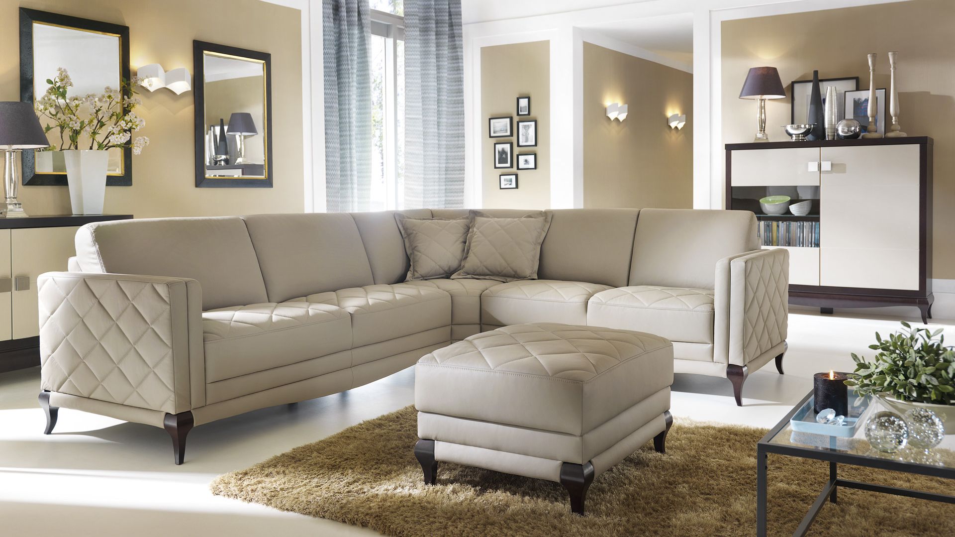 Sofa w salonie. 10 modeli do klasycznego wnętrza