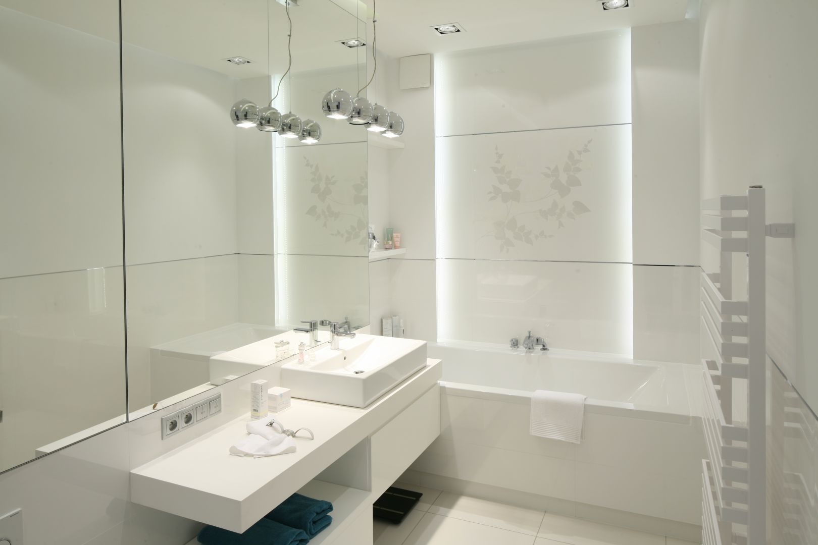 Biel jest doskonałym kolorem do małej łazienki. Nie tylko będzie wydawała się większa, ale również czystsza. Projekt: Anna Maria Sokołowska. Fot. Bartosz Jarosz