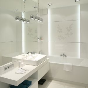 Biel jest doskonałym kolorem do małej łazienki. Nie tylko będzie wydawała się większa, ale również czystsza. Projekt: Anna Maria Sokołowska. Fot. Bartosz Jarosz