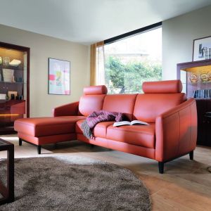 Sofa Linea ma elegancką linię i dostępna jest w wielu ciekawych kolorach tkanin oraz skóry. Fot. Bydgoskie Meble
