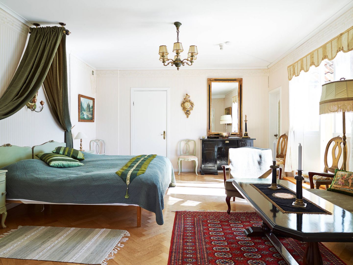 Skandynawski styl uwielbia starocie, dlatego też lepiej w sypialni urządzonej w tym stylu sprawdzą się meble i dodatki z targu ze starociami niż ze sklepu. Fot. Standshem