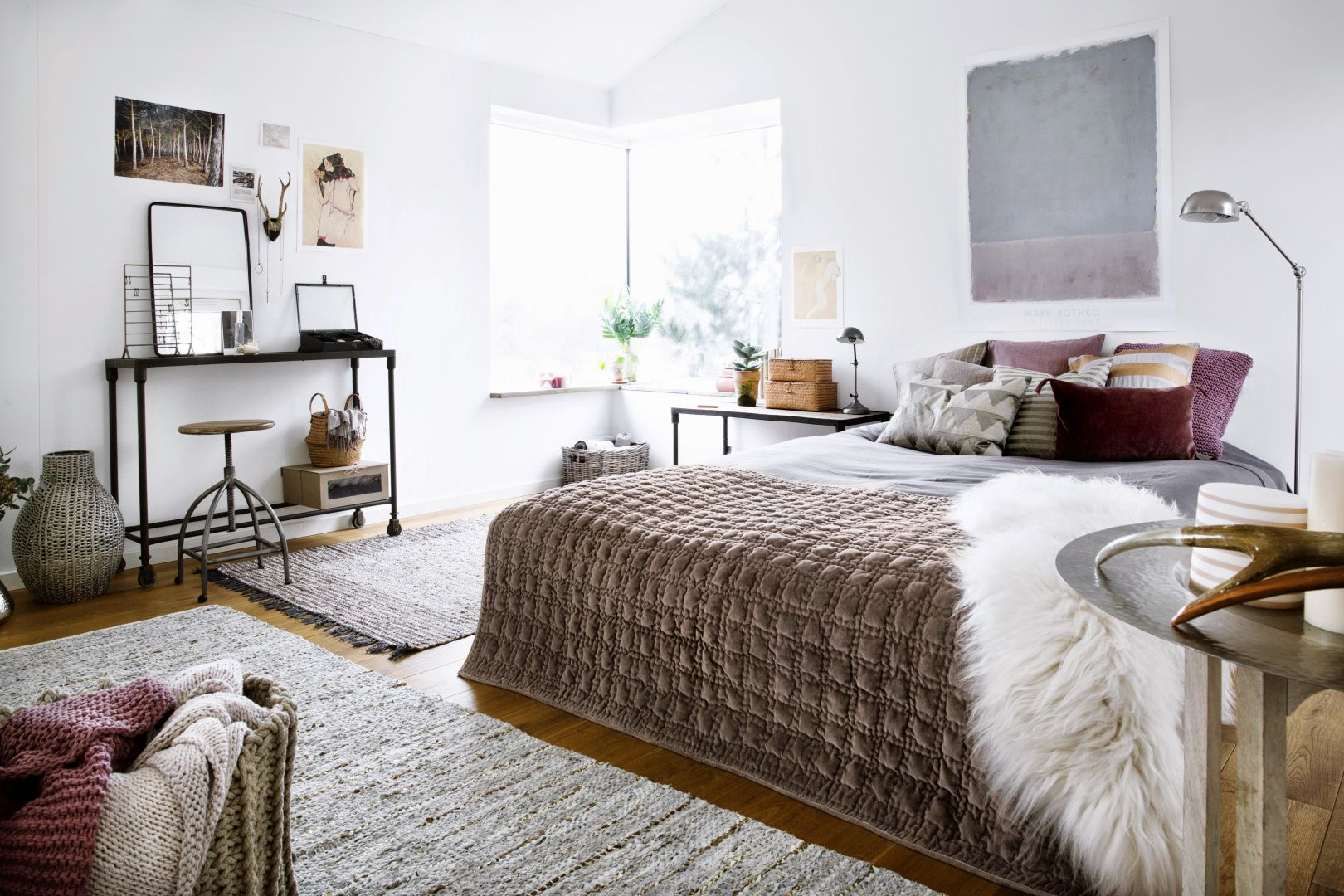 W skandynawskiej sypialni istotne są tkaniny. Puszyste poduchy, lniane koce czy materiały z modnymi wzorami. Fot. Broste Copenhagen
