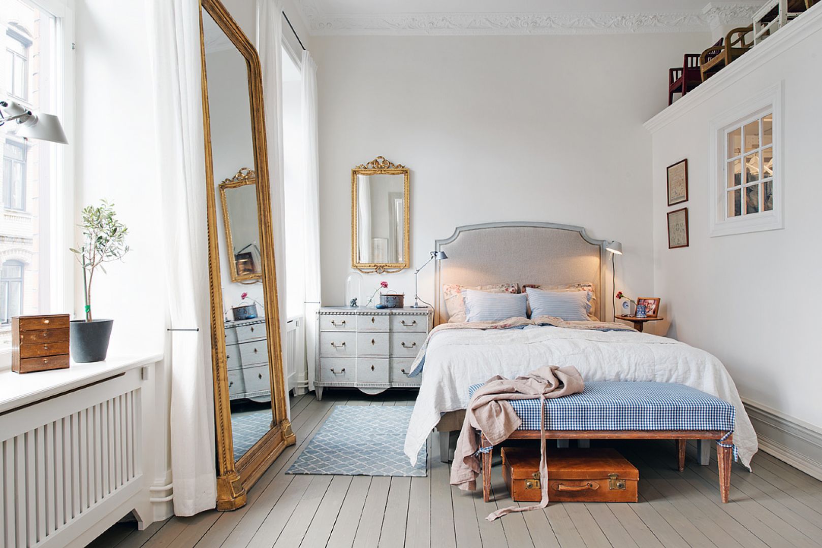 Wysokie lustro w starej ramie, oparte o ścianę to klasyczny element skandynawskiej sypialni. Nie tylko optycznie ją powiększy, ale również będzie piękną ozdobą. Fot. Alvem Makleri
