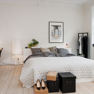 W skandynawskich sypialniach króluje minimalizm. Jednak nie taki, jak w nowoczesnych wnętrzach. Skandynawskie aranżacje, choć są skąpo udekorowane, nie są zimne. Fot. Alvem Makleri