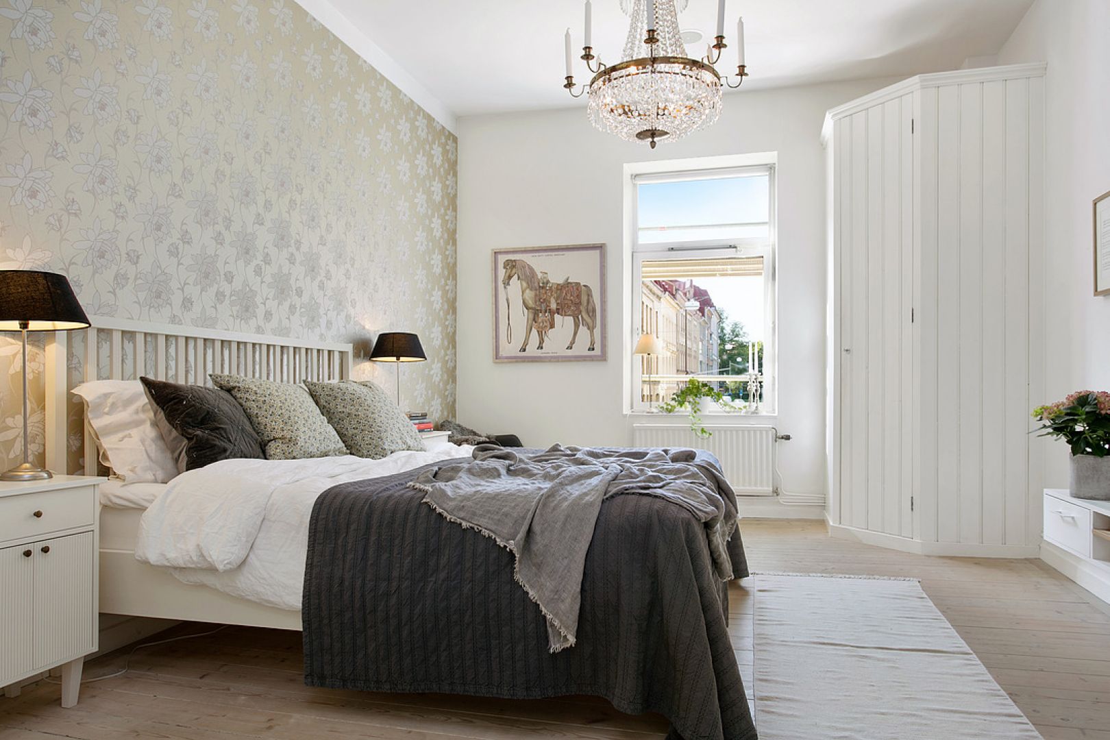 Ściana za łóżkiem to niezwykle ważny detal w skandynawskiej sypialni. Można ją wykończyć ciekawą tapetą, dzięki czemu białe wnętrze nabierze charakteru. Fot. Alvem Makleri