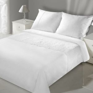 Biel jest nieodłącznym elementem skandynawskich sypialni. Warto wykorzystać ją również w formie dodatków, np. stylowej, białej pościeli. Fot. Eurofirany