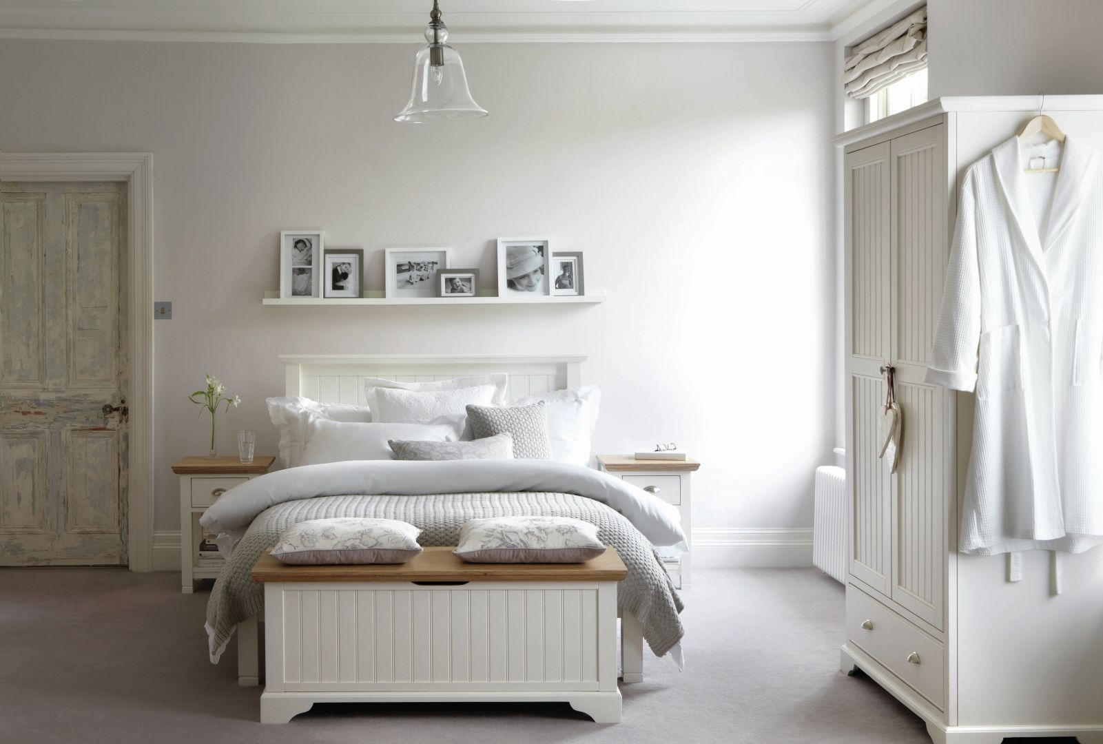 Białe meble z wyflowanymi frontami doskonale pasują do sypialni w stylu skandynawskim. Prezentują się bardzo świeżo. Fot. Homebase