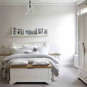 Białe meble z wyflowanymi frontami doskonale pasują do sypialni w stylu skandynawskim. Prezentują się bardzo świeżo. Fot. Homebase