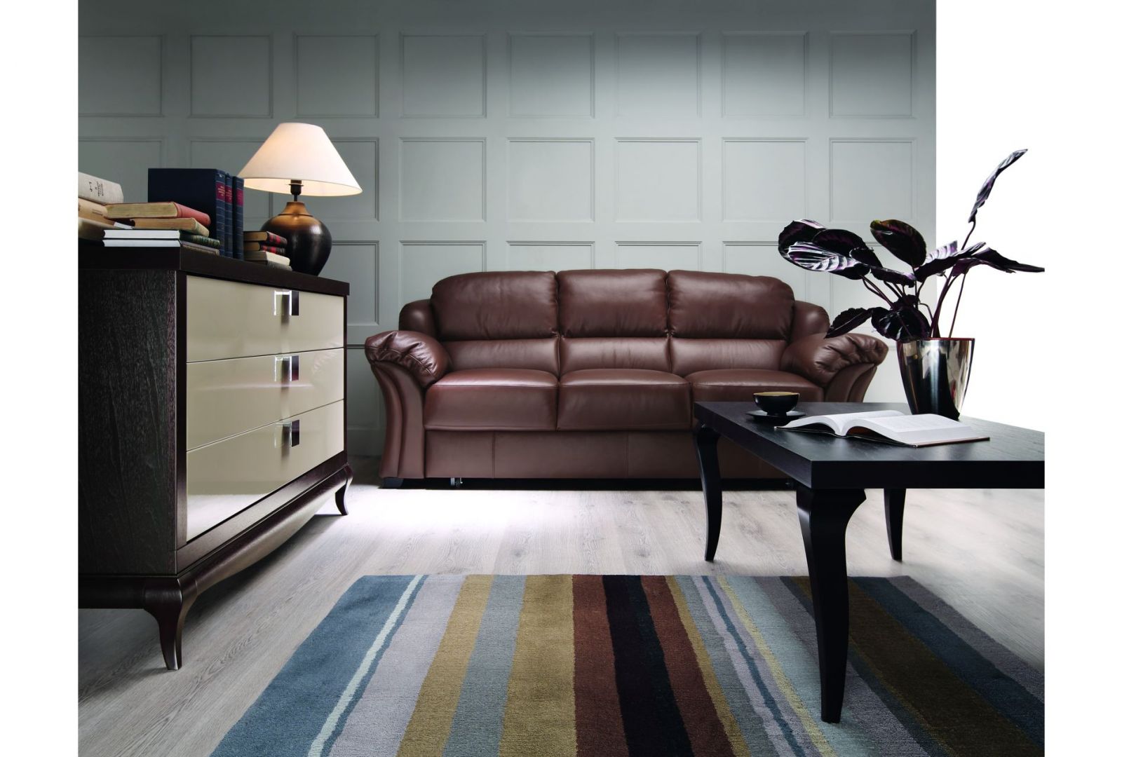 Sofa Kenya wyróżnia się wysokim komfortem ukrytym w klasycznym, eleganckim wnętrzu. Fot. Bydgoskie Meble