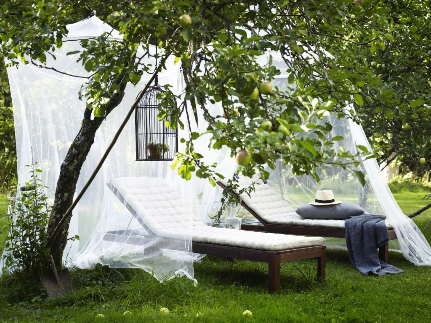 Leżaki ogrodowe to idealnie miejsce do wypoczynku. W sezonie warto wyposażyć się również w moskitierę, która zabezpieczy przed ukąszeniami owadów. Fot. IKEA