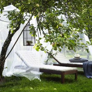 Leżaki ogrodowe to idealnie miejsce do wypoczynku. W sezonie warto wyposażyć się również w moskitierę, która zabezpieczy przed ukąszeniami owadów. Fot. IKEA