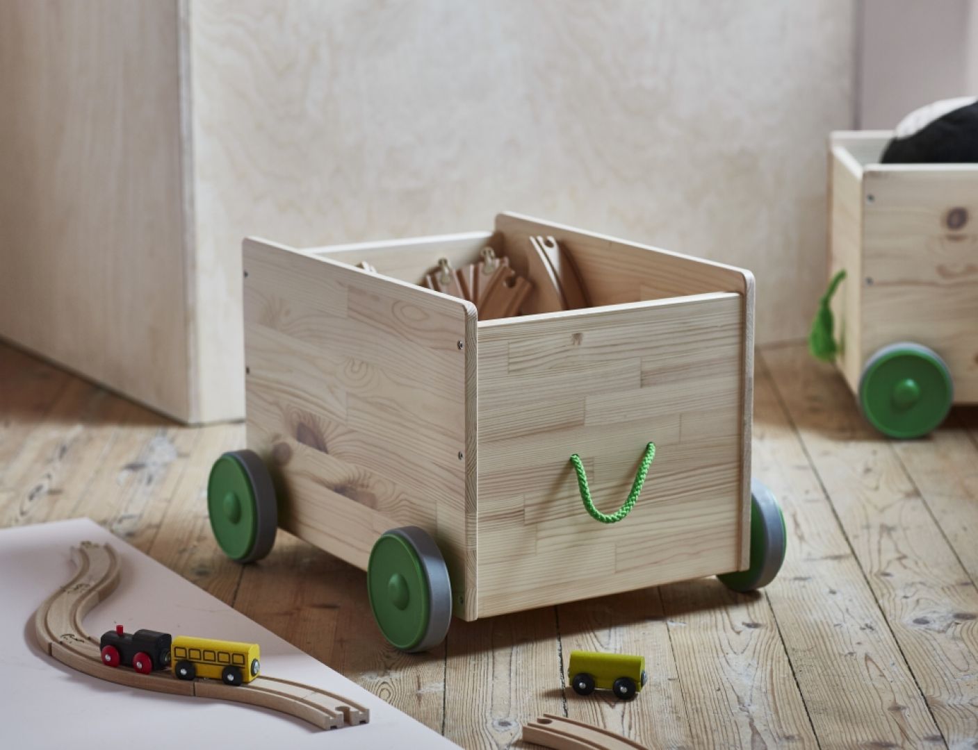 Skrzynie na kółkach pozwolą na przechowywanie zabawek, ale również wygodne ich przemieszczanie. Fot. IKEA