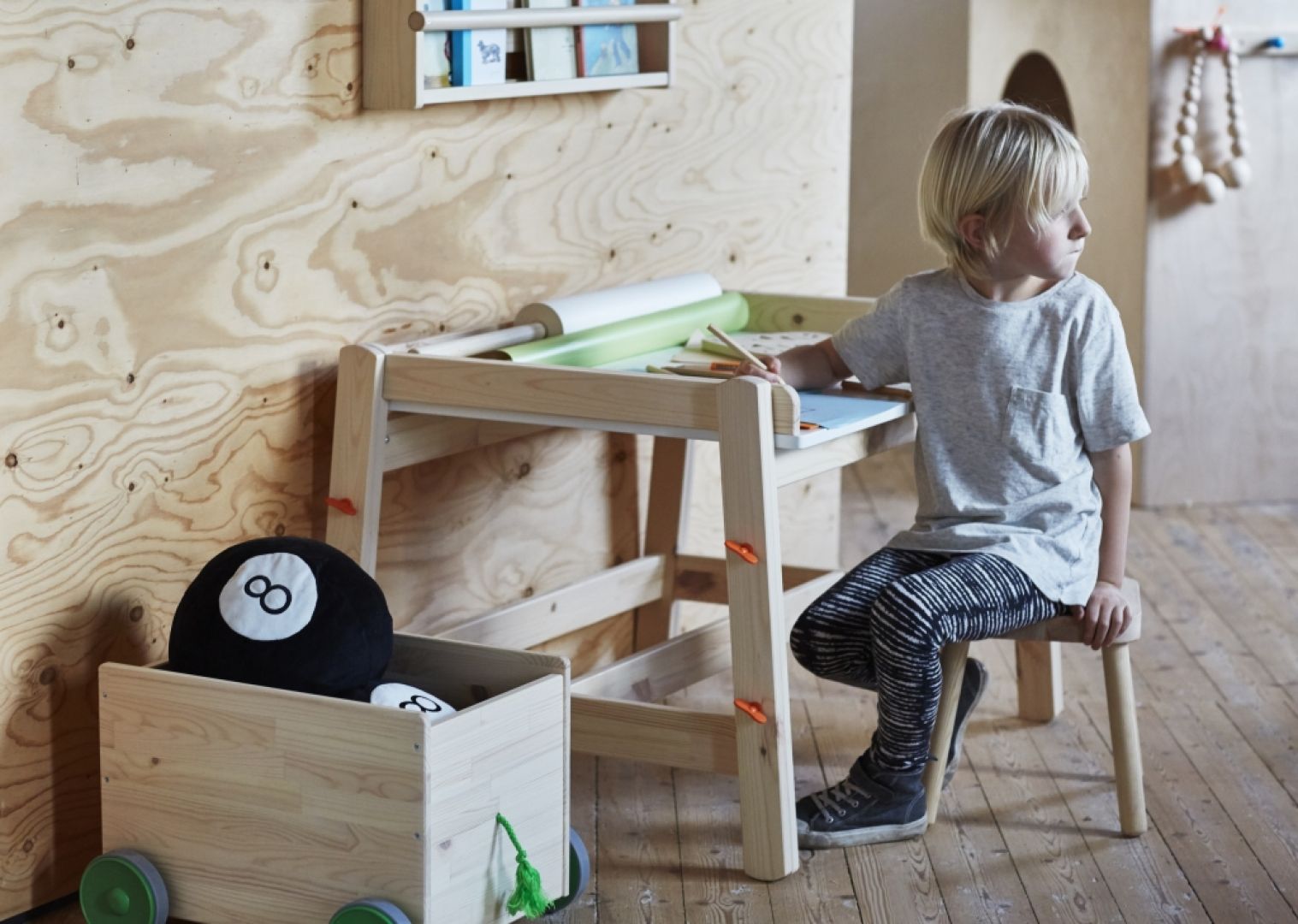 Biurko z możliwością regulacji wysokości może posłużyć jako stół do malowania, ale również miejsce do odrabiania lekcji. Fot. IKEA