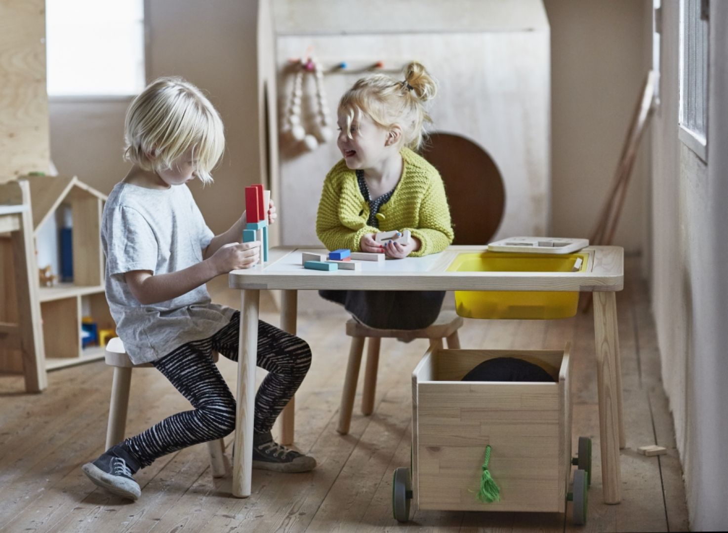 Stolik z pojemnikami montowanymi w blacie to doskonałe miejsce dla dzieci lubiących rysować. Fot. IKEA