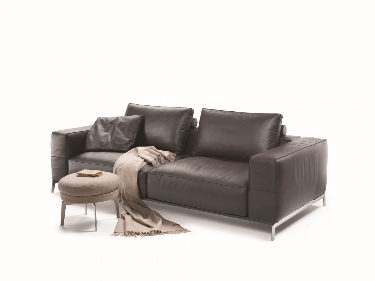 Sofa Ettore. Oparcia w formie poduch zapewniają komfort wypoczynku. Fot. Flexform 