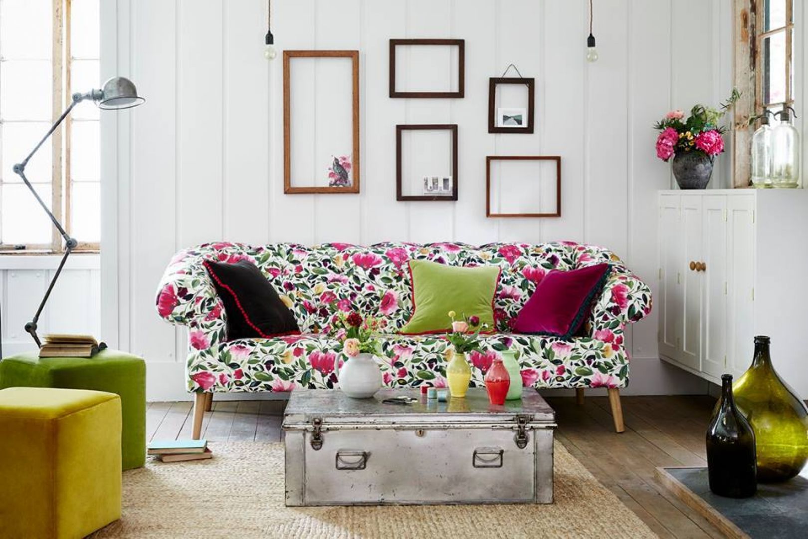 Sofa otulona kwiatową tkaniną wprowadzi do salonu wiele energii. Fot. Długa showroom
