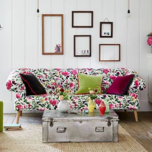 Sofa otulona kwiatową tkaniną wprowadzi do salonu wiele energii. Fot. Długa showroom