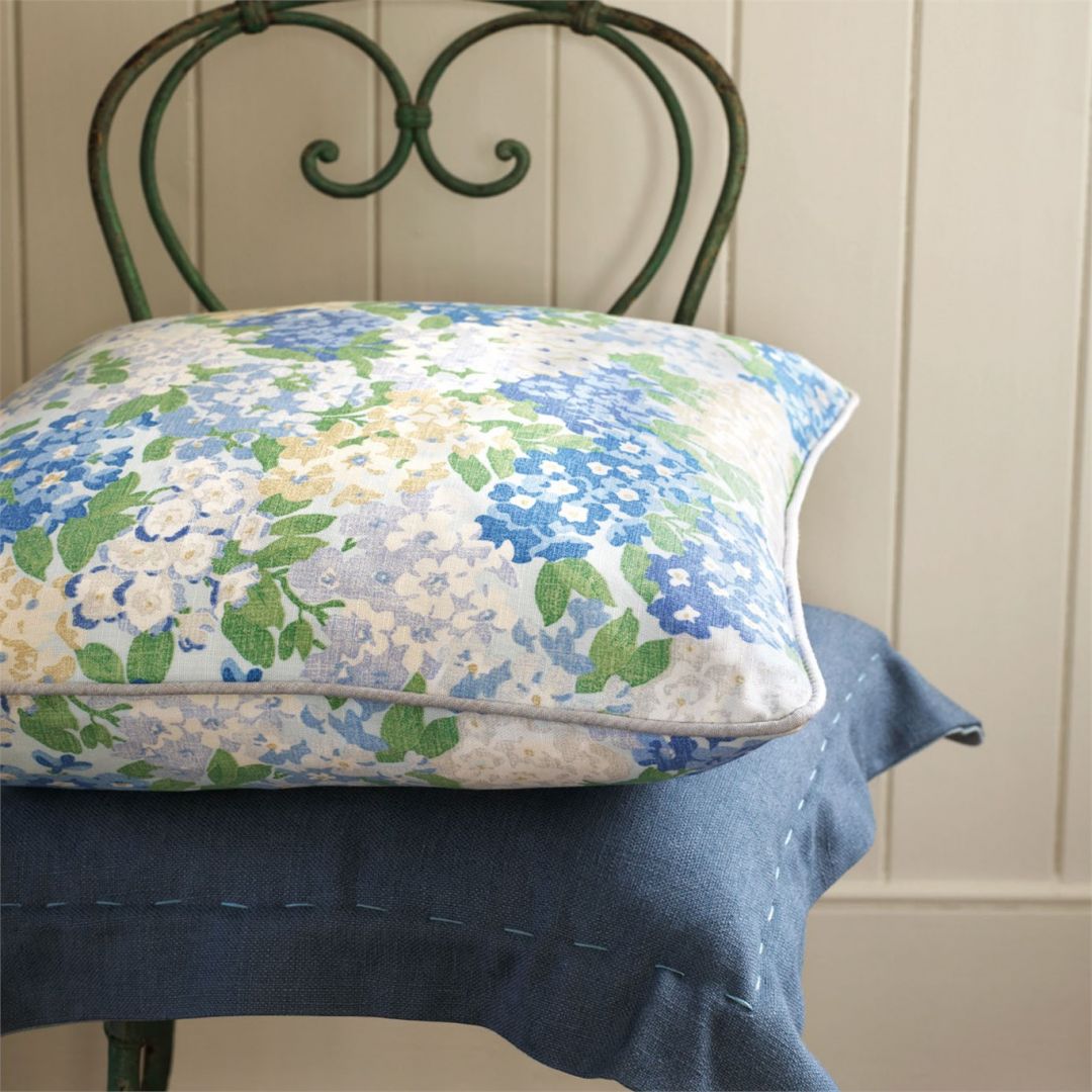 Oprócz sofy w barwne wzory, sprawdzą się również kolorowe poduszki. Fot. Długa showroom