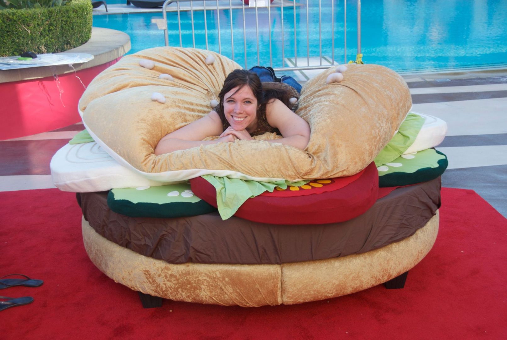Hamburger bed to nietypowe łóżko dla łakomczuchów, ale i nie tylko. Można się w nim schować, przykrywając się górną częścią bułki. Fot. Neil Miller, Kayla Kromer