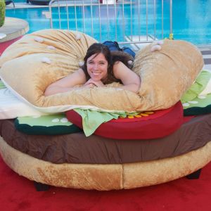 Hamburger bed to nietypowe łóżko dla łakomczuchów, ale i nie tylko. Można się w nim schować, przykrywając się górną częścią bułki. Fot. Neil Miller, Kayla Kromer
