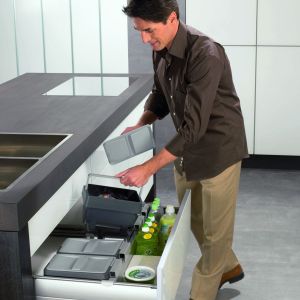 W szufladzie InnoTech OrgaFlex środki czystości mają swoje miejsce. Można ją montować także w wyspie kuchennej. Fot. Hettich 