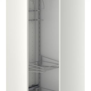 System organizacji do szaf wysokich Utrusta pozwala wygodnie przechowywać odkurzacz lub szczotki. Fot. Ikea 