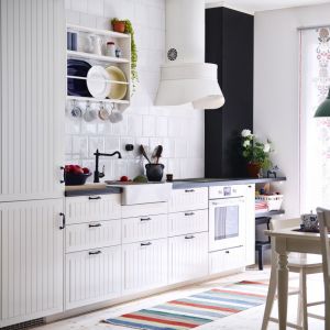 Półka na talerze nie tylko ozdobi ścianę nad blatem, ale również będzie miejscem do przechowywania ozdobnej zastawy. Fot. IKEA