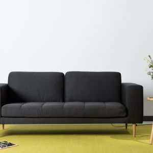 Sofa Markus charakteryzuje się kubistyczną, prostą formą. Komfort zapewniają dwie duże, miękkie poduszki oparcia oraz jedna większa, wypełniająca siedzisko. Fot. Sits