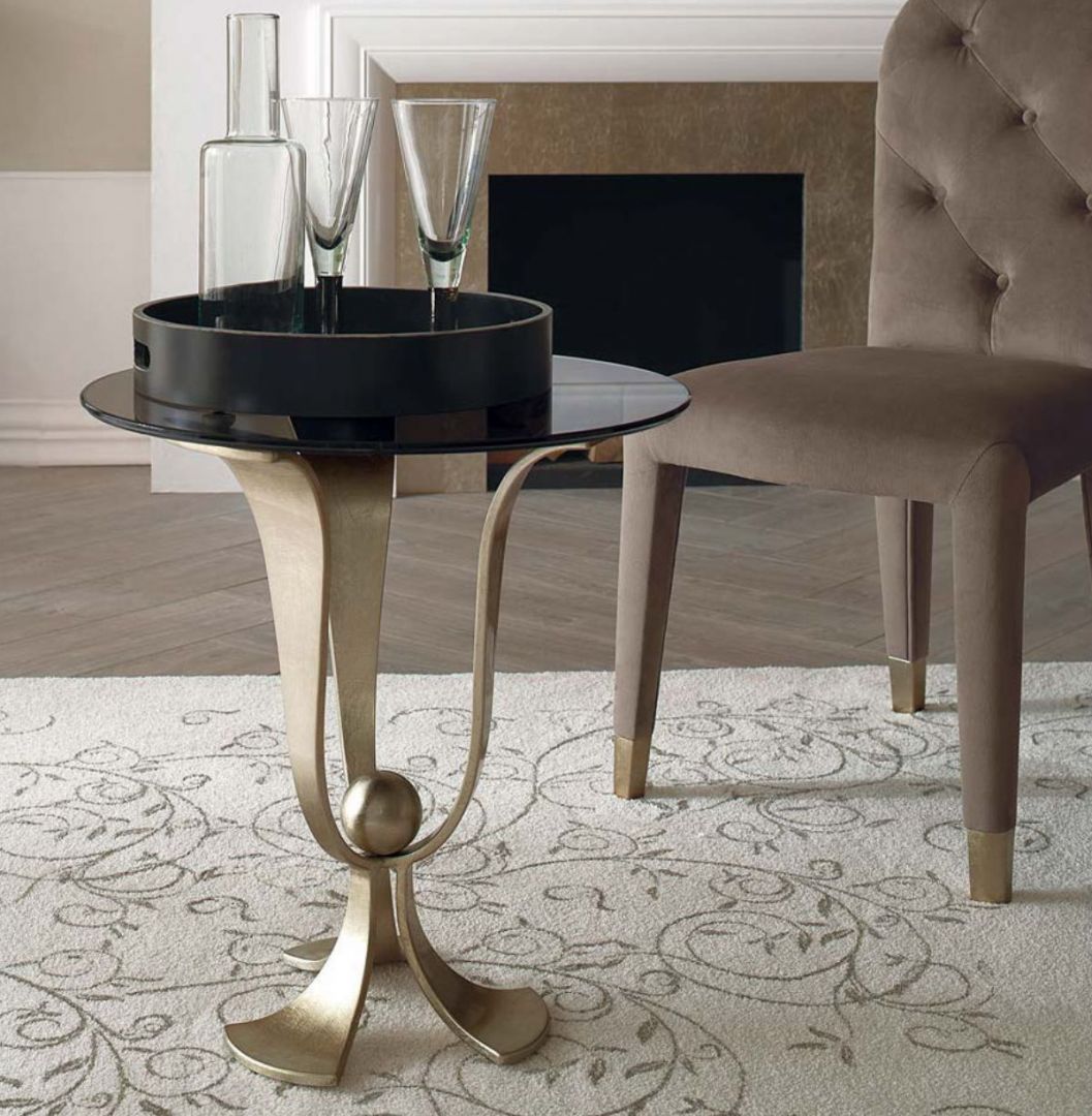 Stół z bogato zdobionymi nogami nada wnętrzu luksusowego charakteru. Fot. Galeria Mebli Heban