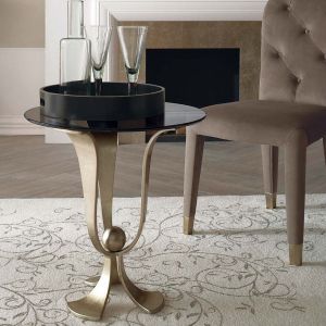 Stół z bogato zdobionymi nogami nada wnętrzu luksusowego charakteru. Fot. Galeria Mebli Heban