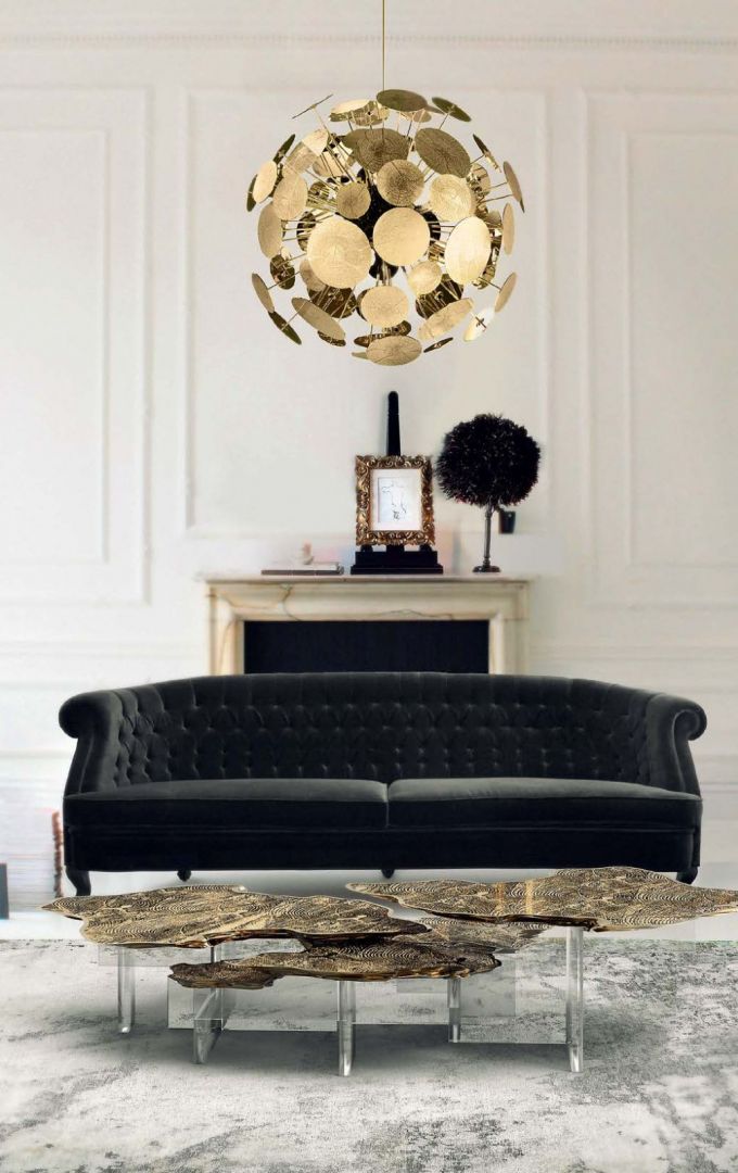 Sofa w stylu glamour powinna być elegancka i lekka. Ważne są zdobne tkaniny. Fot. Galeria Mebli Heban