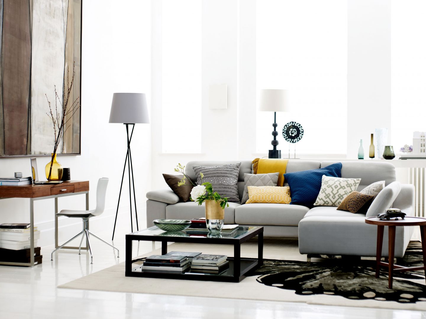 Stoliki na metalowej podstawie, ze szklanym blatem idealnie uzuzpełnią nowoczesny salon. Fot. DFS Furniture
