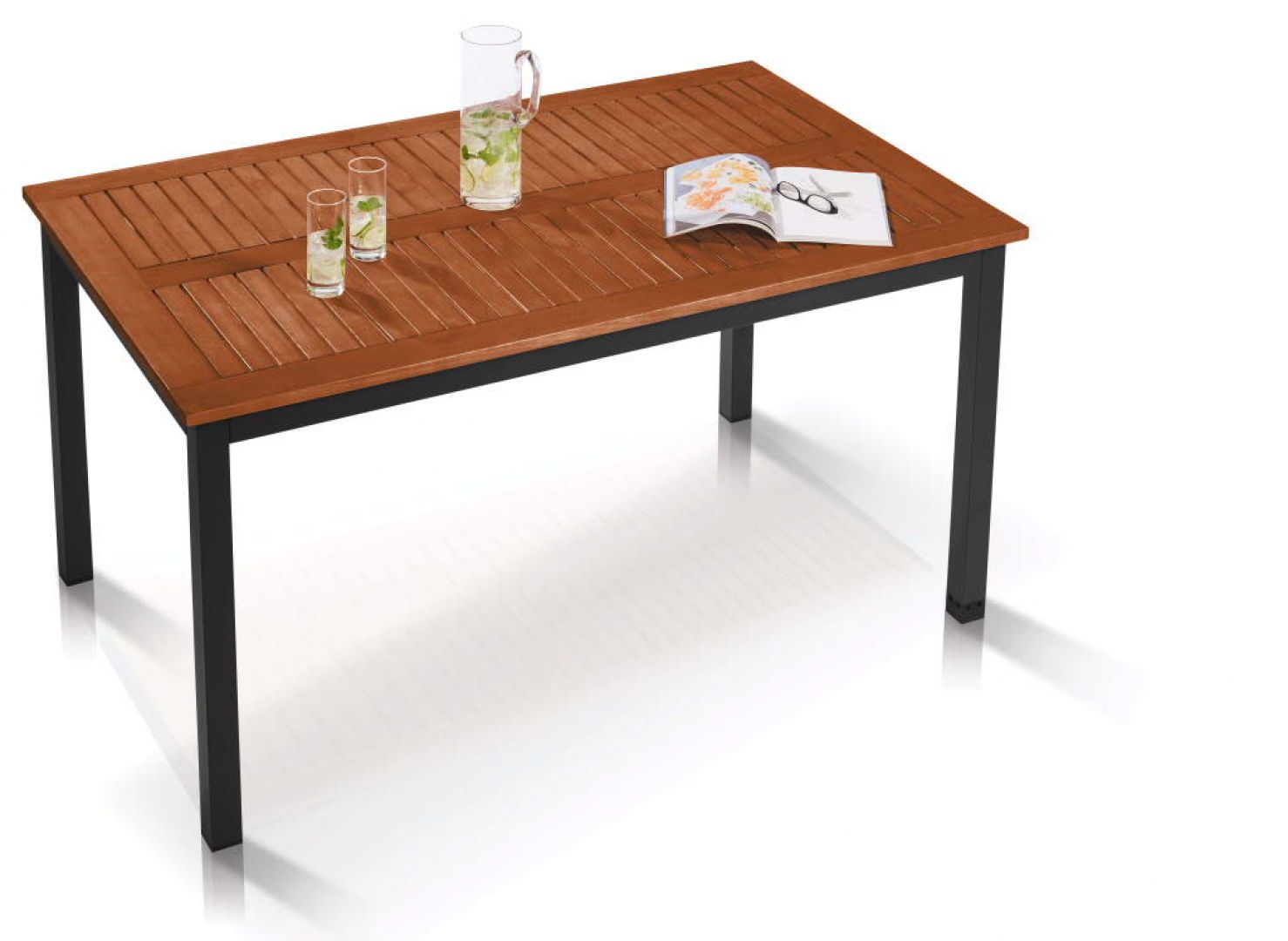 Stół z drewnianym blatem, który odporny jest na trudne warunki atmosferyczne. Fot. Lidl