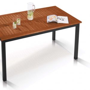 Stół z drewnianym blatem, który odporny jest na trudne warunki atmosferyczne. Fot. Lidl