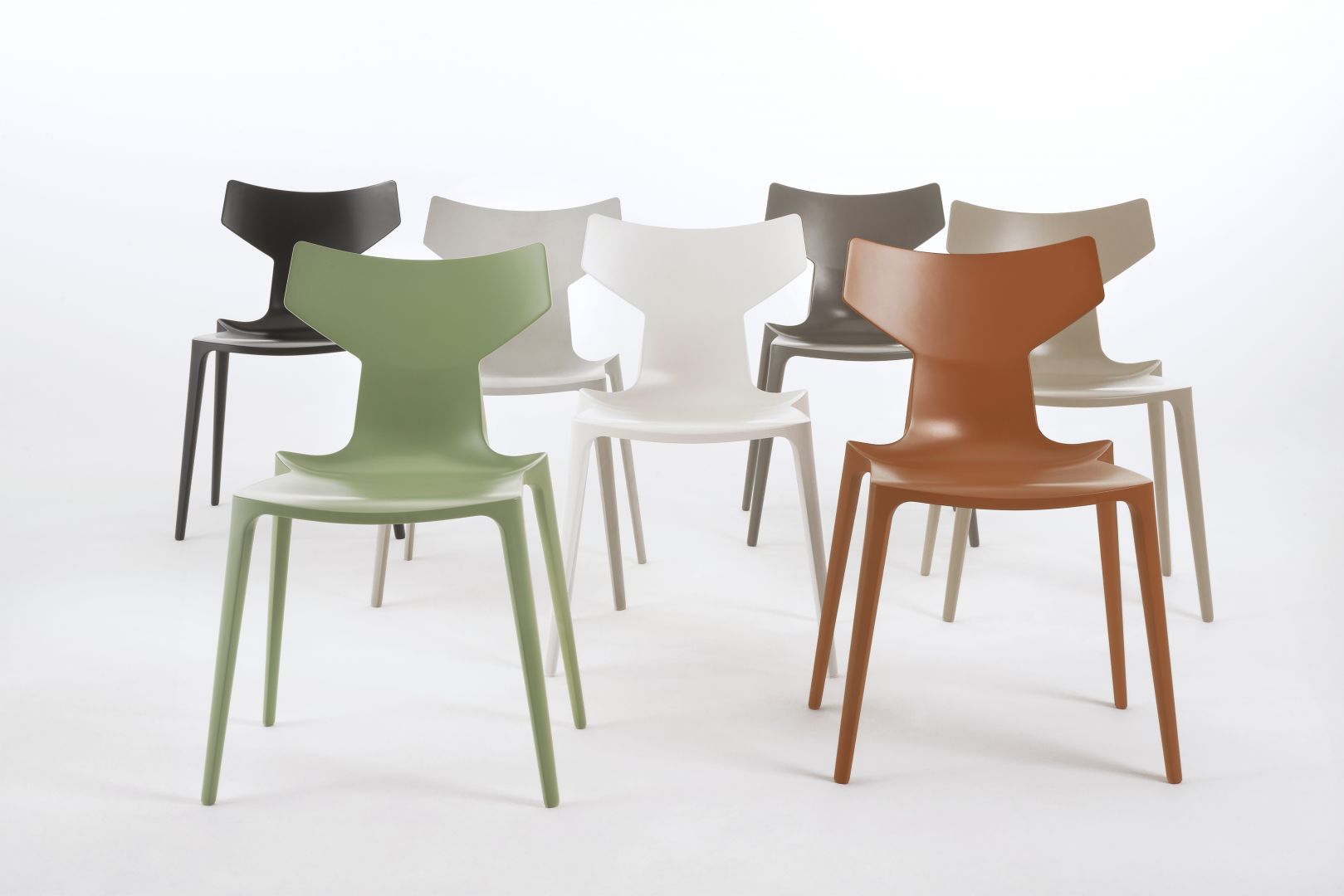 Krzesła Organic wyróżniają się zgrabną formą. Fot. Kartell