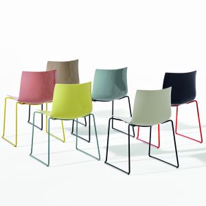 Kolorowe krzesła z tworzywa. Fot. Arper