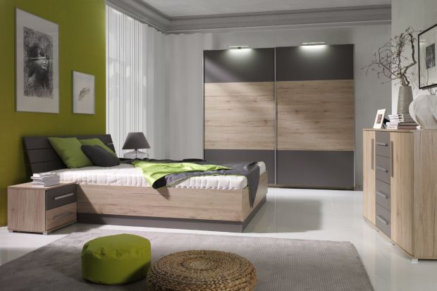 Sypialnia Dione to modne połączenie szarości oraz dekoru drewna.