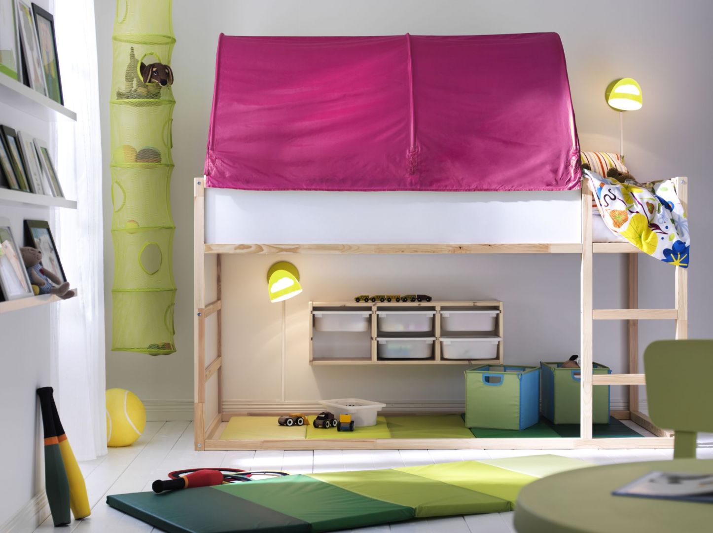 Baldachim nad łóżkiem sprawi, że dziecko podczas snu będzie czuło się bezpiecznie. Fot. IKEA